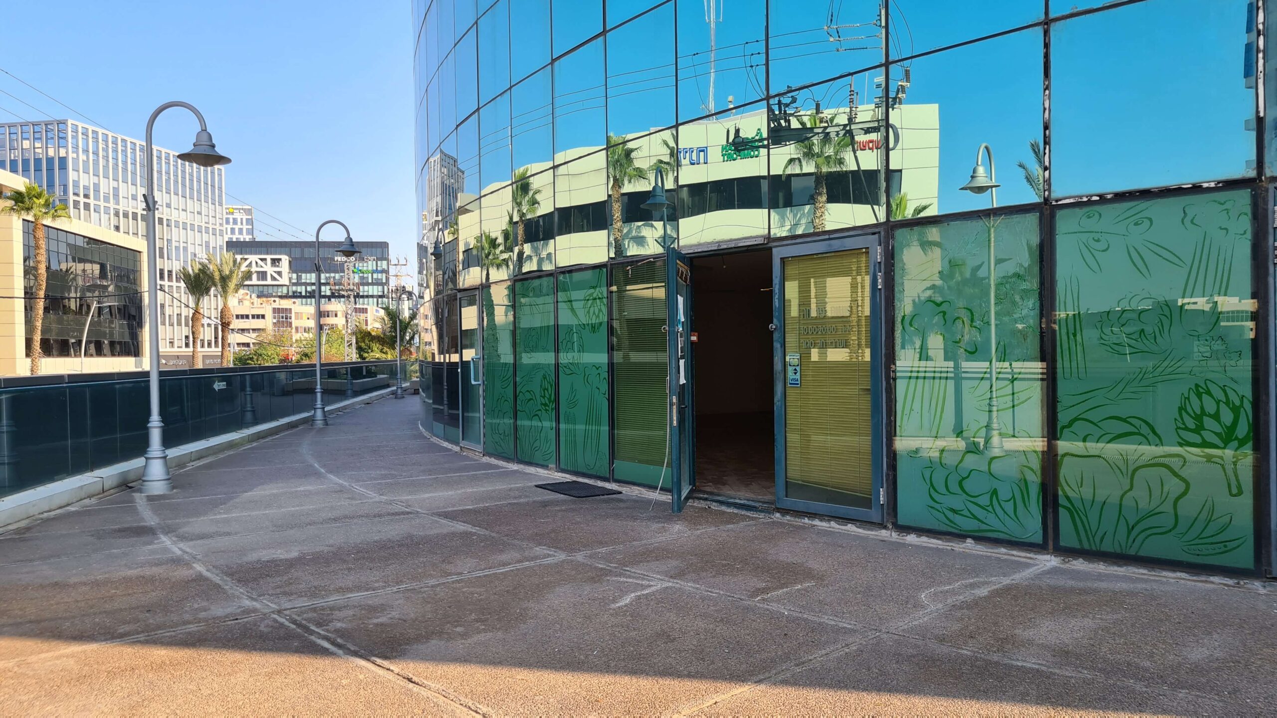 מרכזים 2001, כ- 250 מ