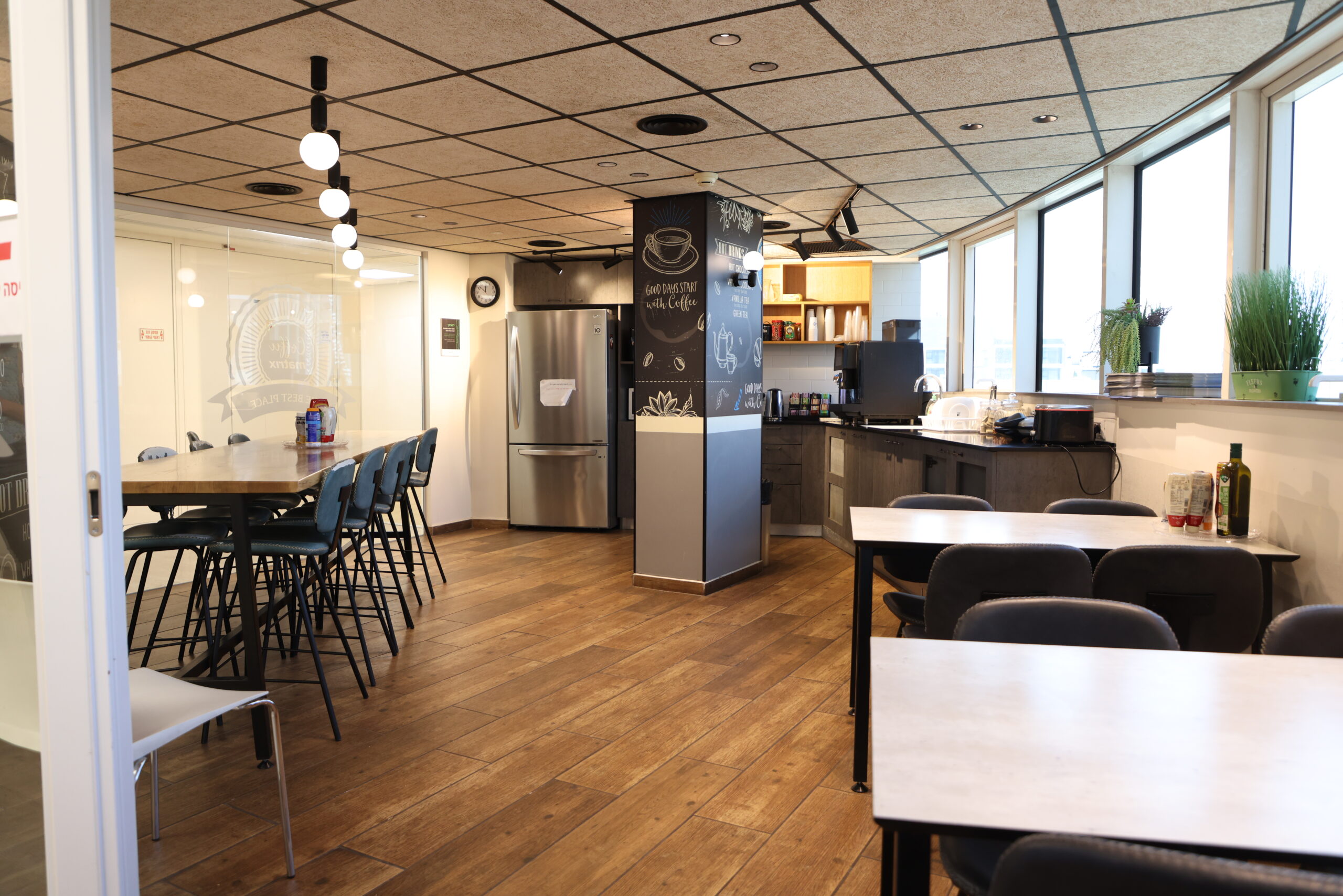 מעוף, כ- 1,300 מ