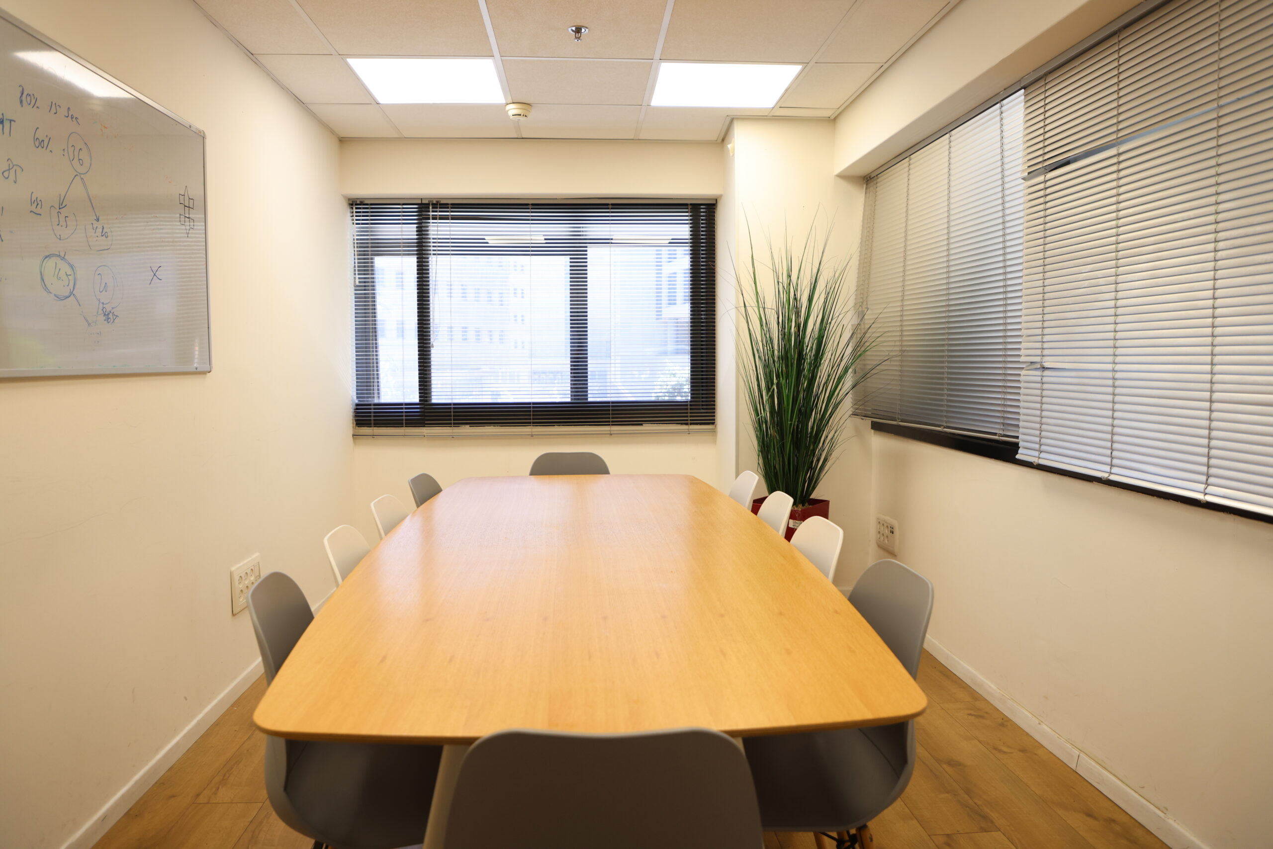 מרכזים 2000, כ- 685 מ