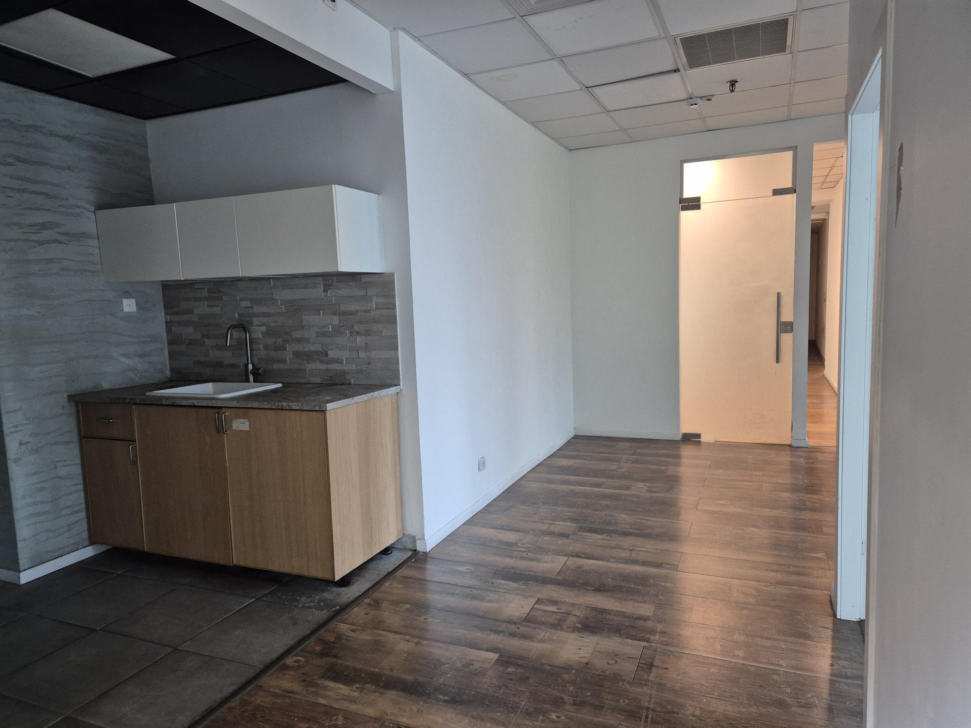 מעוף, כ- 200 מ"ר ברוטו, לובי A, קומת מסחר עליונה